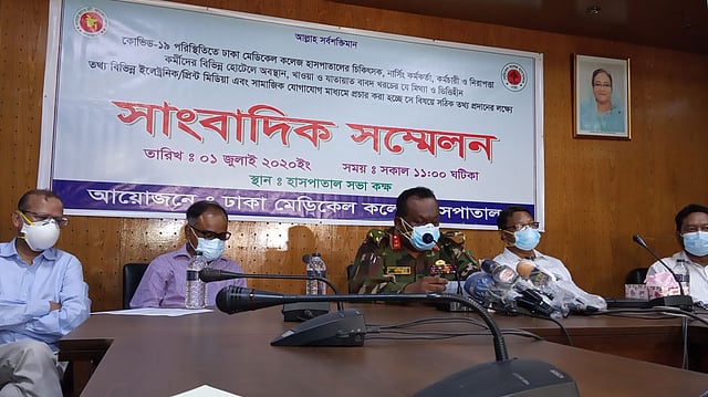 সংবাদ সম্মেলনে বক্তব্য দিচ্ছেন ঢাকা মেডিকেল কলেজ হাসপাতালের পরিচালক ব্রিগেডিয়ার জেনারেল এ কে এম নাসিরউদ্দিন