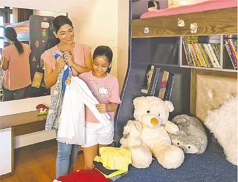 অভিনেত্রী বাঁধন ছোটবেলা থেকেই তাঁর মেয়ে সায়রাকে ঘরের নানা কাজ শেখাচ্ছেন। যাতে বড় হয়ে মেয়ে একা একাই সব কাজ করতে পারে। বাসায় নিজেদের কাজের সময়ের ছবি পাঠিয়েছেন অধুনার জন্য