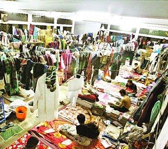 কোনো উদ্বাস্তু শিবির নয়। জগন্নাথ হলের একসময়কার টিভি কক্ষ। এখন সেখানে থাকছেন শতাধিক ছাত্র