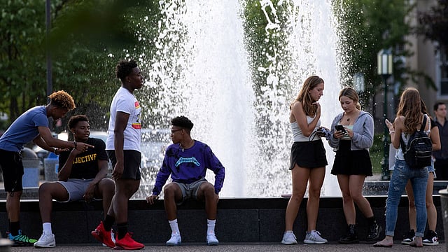 মিশিগানে করোনাভাইরাস প্রতিরোধে দীর্ঘদিন ঘরবন্দী থাকার পর বাইরে বেরিয়েই পার্কে সামাজিক দূরত্ব না মেনে আড্ডা জমিয়েছেন নাগরিকেরা। ছবি: রয়টার্স