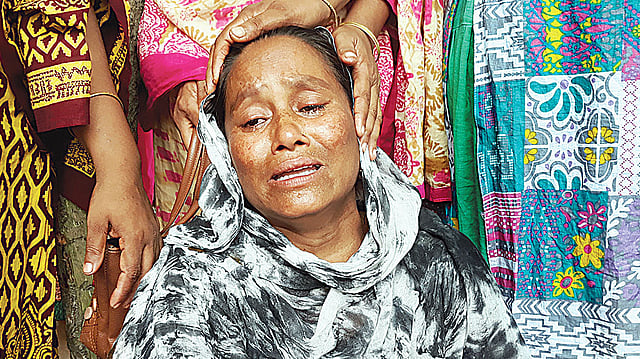 কান্না থামছেই না মো. সায়েমের মায়ের। মঙ্গলবার মিরকাদিম পৌরসভার তিলাদীচর এলাকার বাড়িতে। ছবি: প্রথম আলো