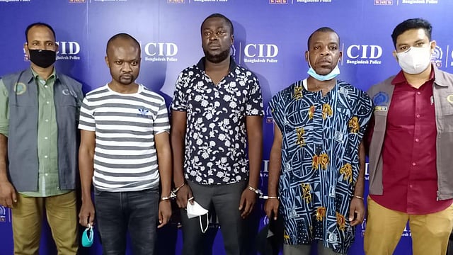 প্রতারণার মাধ্যমে টাকা হাতিয়ে নেওয়া চক্রের তিনজনকে গ্রেপ্তার করেছে সিআইডি। ছবি: প্রথম আলো