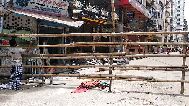 শনিবার সকাল ৬টা থেকে ওয়ারীর বিভিন্ন এলাকা ২১ দিনের জন্য লকডাউন শুরু হয়েছে। ছবি: মাসুম আলী