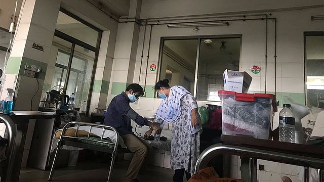 একজন রোগীর রক্তচাপ মেপে দিচ্ছেন হুর এ জান্নাত। ছবি: লেখক