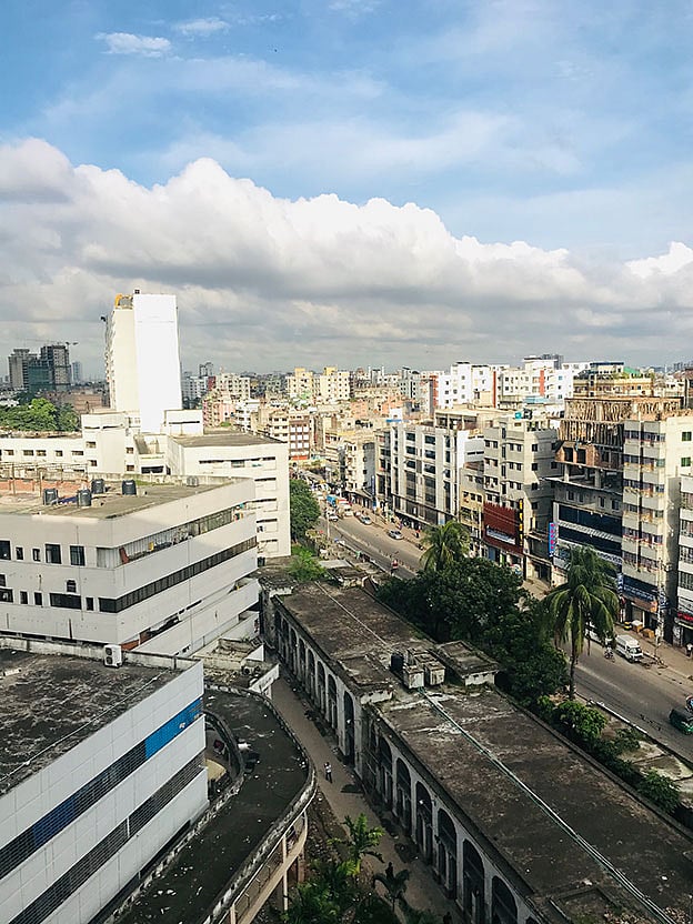 ঢাকা মেডিকেল কলেজ হাসপাতালের দশতলায় করোনা ওয়ার্ডের বারান্দা থেকে একদিন আকাশ দেখা। ছবি: লেখক