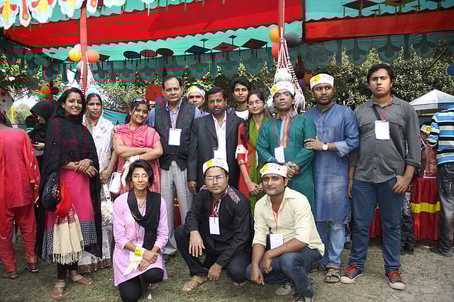 তরুণদের সঙ্গে তাহের আহমেদ। ছবি: মুক্ত আসর