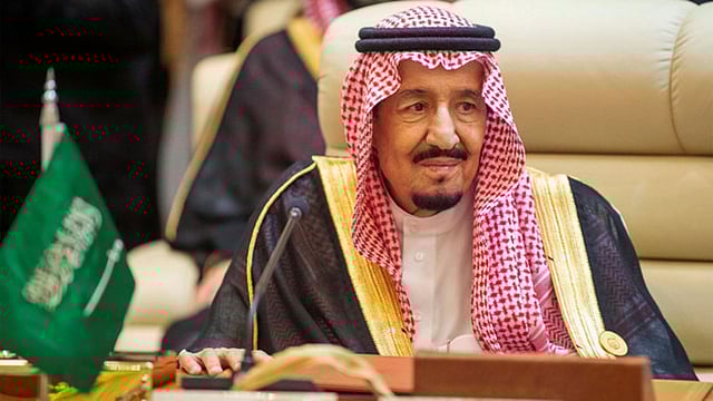 যেসব প্রবাসীর সৌদি আরবে বসবাসের বৈধ অনুমতির (আকামা) মেয়াদ পার হয়ে গেছে, তাঁদের জন্য এই মেয়াদ তিন মাস বাড়ানোর নির্দেশ দিয়েছেন বাদশাহ সালমান বিন আবদুল আজিজ আল সৌদ। রয়টার্স ফাইল ছবি