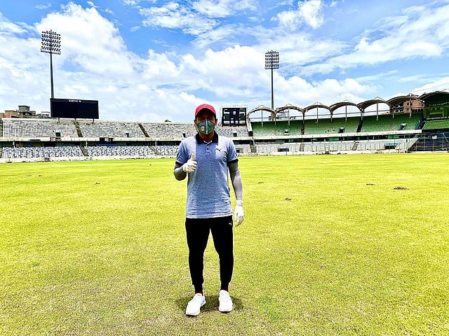 লম্বা বিরতিতে মিরপুর শেরেবাংলা স্টেডিয়ামে মুশফিকুর রহিম। ছবি: ফেসবুক