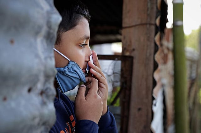 করোনায় সংক্রমিত হয়ে ঘ্রাণশক্তি হারানো মানুষের সংখ্যা বাড়ছে। ছবি: এএফপি