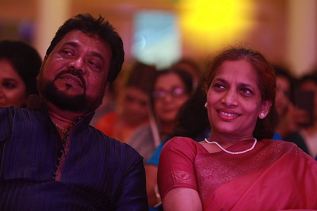 স্ত্রী লিপিকা এন্ড্রুর সঙ্গে এন্ড্রু কিশোর, প্রথম আলোর এক অনুষ্ঠানে। ছবি: প্রথম আলো