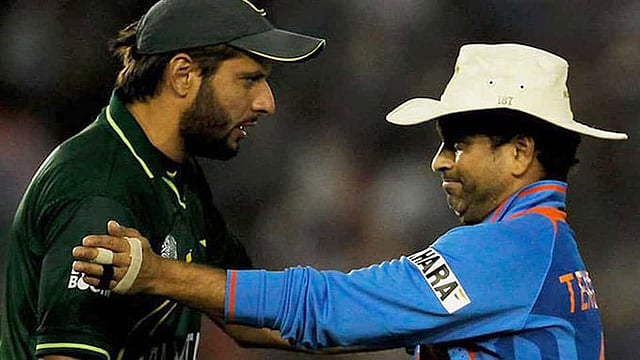শহীদ আফ্রিদি ও শচিন টেন্ডুলকার। ছবি: টুইটার