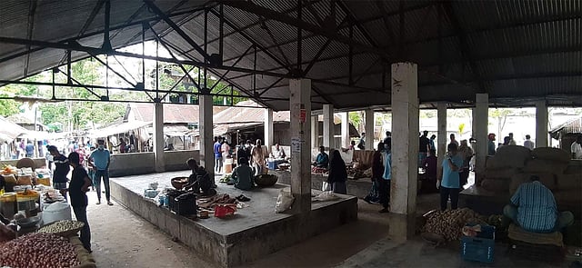 পিরোজপুর সদর উপজেলার দাউদপুর বাজারের কাঁচাবাজারে সামাজিক দূরত্ব বজায় রাখার কাজ করছেন স্বেচ্ছাসেবকেরা। ছবি: সংগৃহীত