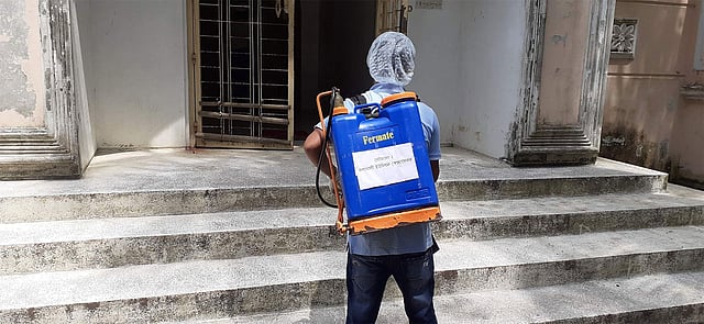 পিরোজপুর সদর উপজেলার উদয়কাঠি গ্রামের একটি মসজিদ প্রাঙ্গণে জীবাণুনাশক স্প্রে করছেন এক স্বেচ্ছাসেবক। ছবি: সংগৃহীত