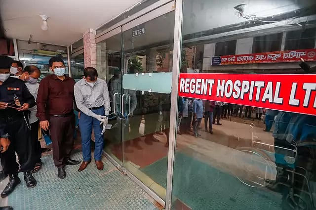 উত্তরায় রিজেন্টের প্রধান কার্যালয় সিলগালা করে দেওয়া হয়। ছবি: সাজিদ হোসেন