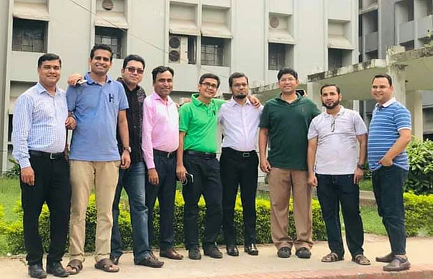 ঢাবি রসায়ন বিভাগের বন্ধুদের সঙ্গে (মোকারম ভবন, ১৯৯৭)। ফাইল ছবি
