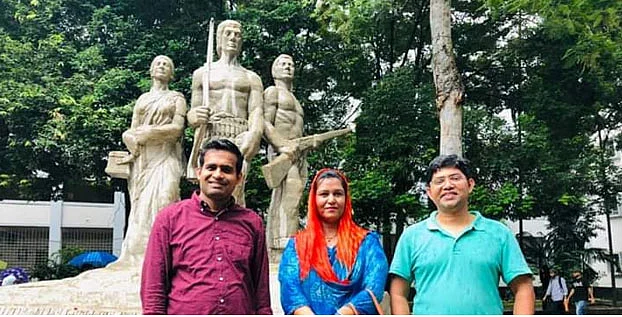 অপরাজেয় বাংলায় আমরা তিন বন্ধু। ফাইল ছবি