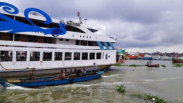 মর্নিং বার্ড লঞ্চটিকে ধাক্কা দেওয়ার আগে ময়ূর-২ নামের এই লঞ্চটি সবেগে সদরঘাটের লালকুঠি ঘাটের দিকে আসার সময় এই ছবিটি তোলেন দুর্ঘটনা থেকে রক্ষা পাওয়া যাত্রী মো. ইরফান।