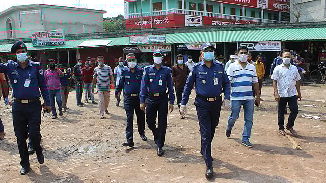 পুলিশের তৎপরতায় ঝিনাইদহে সড়ক-মহাসড়কে দীর্ঘদিনের চাঁদাবাজি বন্ধ হয়েছে। সম্প্রতি চাঁদাবাজির স্পটগুলো ঘুরে দেখেন পুলিশ কর্মকর্তারা। ছবি: প্রথম আলো