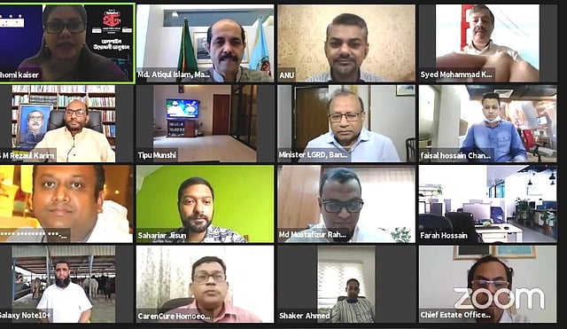 কোরবানির গবাদিপশু বিপণনের অনলাইন প্ল্যাটফর্ম ‘ডিএনসিসি ডিজিটাল হাট’-এর উদ্বোধন অনুষ্ঠানে অতিথিরা। ছবি: সংগৃহীত