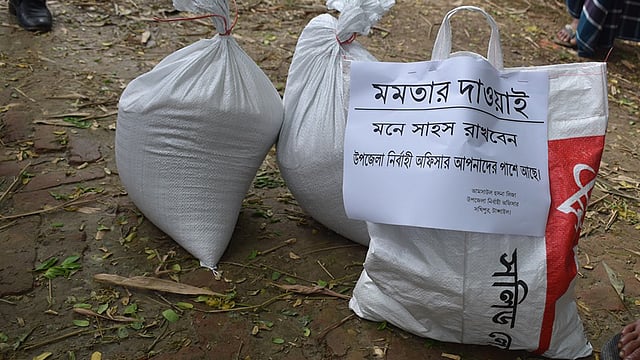 সখীপুরে কেউ করোনা শনাক্ত হলেই তাঁর বাসায় পৌঁছে দেন ‘মমতার দাওয়াই’ লেখা সংবলিত উপহারসামগ্রী। প্রথম আলো