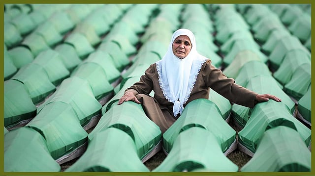 হাতিজা মেহমেদোভিচ এক বসনীয় গণকবরে। ছবি: এএফপি