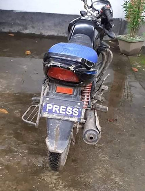 আক্কেলপুরে মোটরসাইকেলের সামনে ও পেছনে ‘প্রেস’ লেখা। কিন্তু এতে বহন করা হয় ফেনসিডিল। ছবি: প্রথম আলো