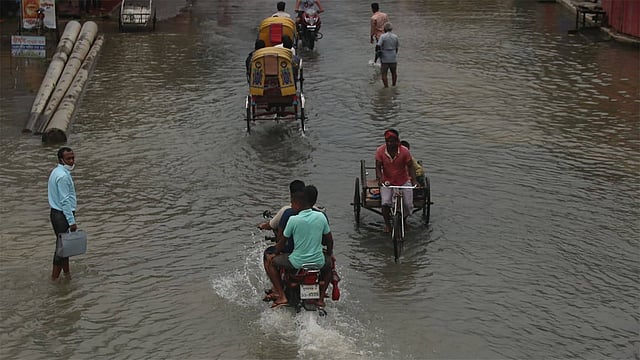 বন্যায় তলিয়ে গেছে সড়ক। ঝুঁকি নিয়ে চলছেন মানুষজন। কাজির পয়েন্ট, সুনামগঞ্জ, ১৩ জুলাই। ছবি: আনিস মাহমুদ