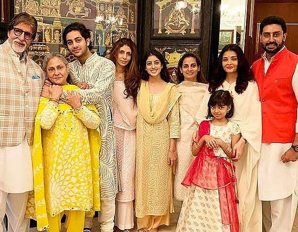 বচ্চন পরিবারের সঙ্গে অগস্ত্য নন্দা (বাঁ থেকে তৃতীয়)। ছবি: ইনস্টাগ্রাম