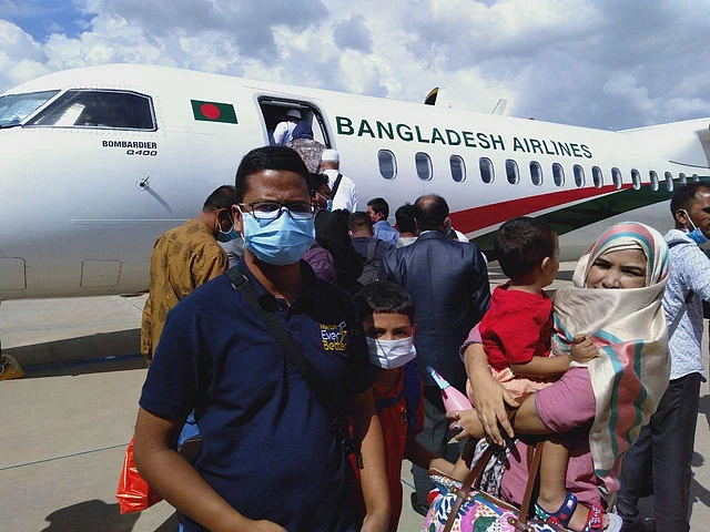 লাল-সবুজের পতাকাবাহী বাংলাদেশ বিমান প্রথমবার নমপেন থেকে ঢাকায় আসে।