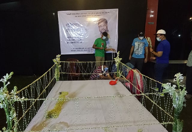 এন্ড্রু কিশোরের শেষ শ্রদ্ধার মঞ্চ সাজালেন সন্তানেরা। ছবি: প্রথম আলো