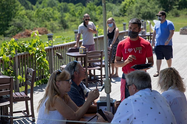 মিশিগানে করোনাভাইরাসের সংক্রমণ বাড়লেও রেস্তোরাঁ ও বারে মানুষের ভিড় কমেনি। ছবি: রয়টার্স