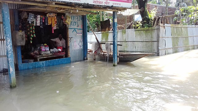 কোথাও কোমরসমান, কোথাও বুকসমান পানি উঠে গেছে। নৌকাই যাতায়াতের একমাত্র মাধ্যম। ছবি: প্রথম আলো