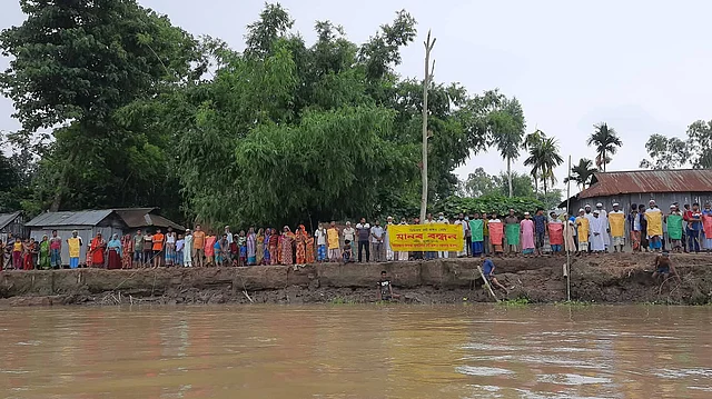 কুড়িগ্রামের রৌমারীতে নদীভাঙন রোধে কার্যকর পদক্ষেপের দাবিতে মানববন্ধন করেছে জিঞ্জিরাম নদীর পূর্ব পাড়ের হুমকির মুখে পড়া বসতবাড়ি ও নদীগর্ভে বিলীন হয়ে যাওয়া পরিবারগুলো।