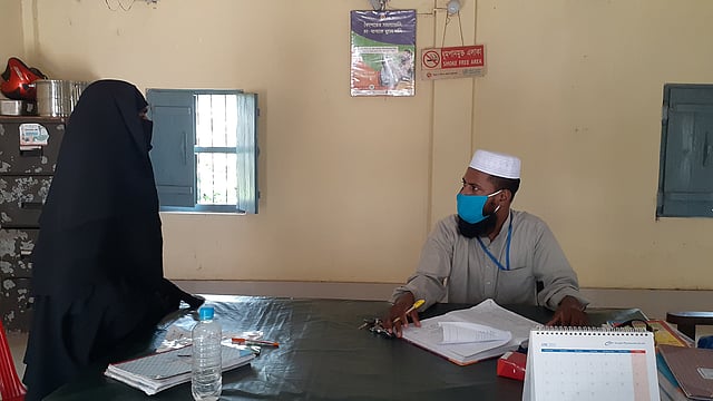 রোগীর সমস্যার কথা শুনে ওষুধ দিচ্ছেন সাইফুল। তবে কোনো ব্যবস্থাপত্র দিচ্ছেন না। মুখে মুখে ওষুধ খাওয়ার নিয়ম বলে দিচ্ছেন। প্রথম আলো