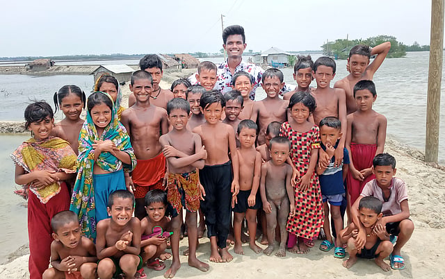 শিশুদের সঙ্গে এস এম শাহীন আলম। ছবি: সংগৃহীত