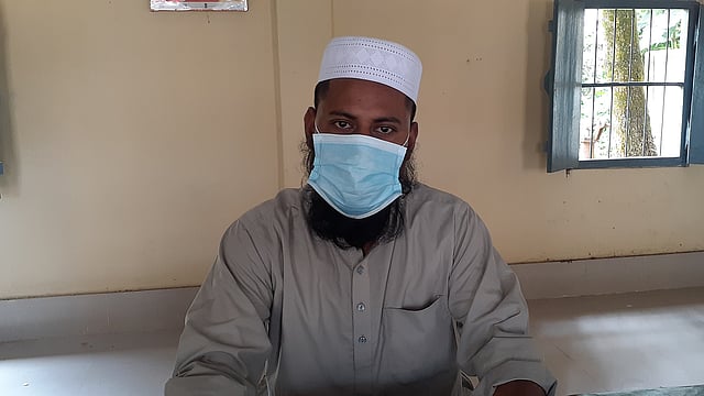 সখীপুর সদর স্বাস্থ্য কেন্দ্রের ফার্মাসিস্ট সাইফুল আলম। ছবি: প্রথম আলো