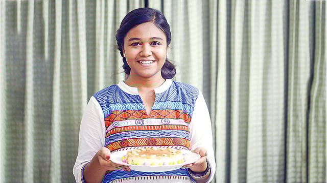 শারীরিক ও মানসিক বিকাশের জন্য কৈশোরে প্রয়োজন পুষ্টিকর খাবার। মডেল: মৌনিতা, ছবি: অধুনা