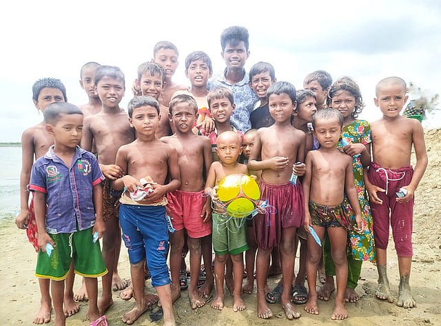 উপকূলের শিশুদের জন্য কিছু করতে চান শাহীন। ছবি: সংগৃহীত