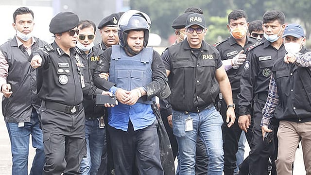 হেলিকপ্টারে ঢাকায় আনার পর রিজেন্ট হাসপাতাল মামলার প্রধান পলাতক আসামি ও রিজেন্ট গ্রুপের চেয়ারম্যান মো. সাহেদ (হাতকড়া লাগানো)। ছবি: সাজিদ হোসেন