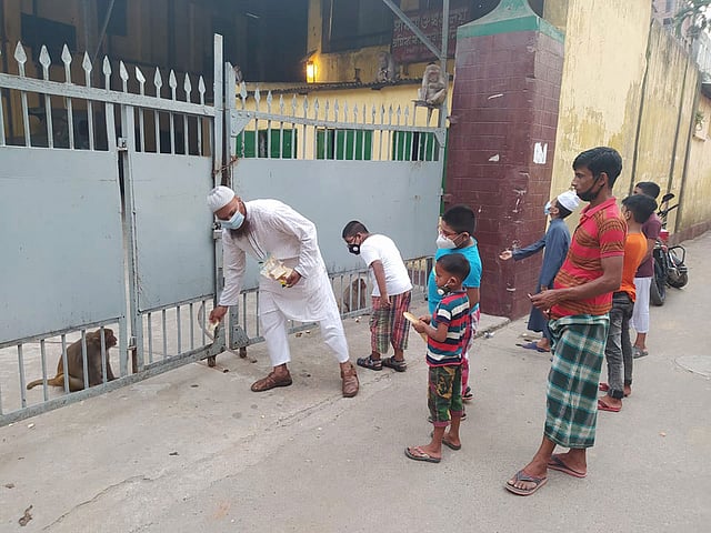 বানরকে খাবার দেওয়া হচ্ছে। ছবি: লেখক