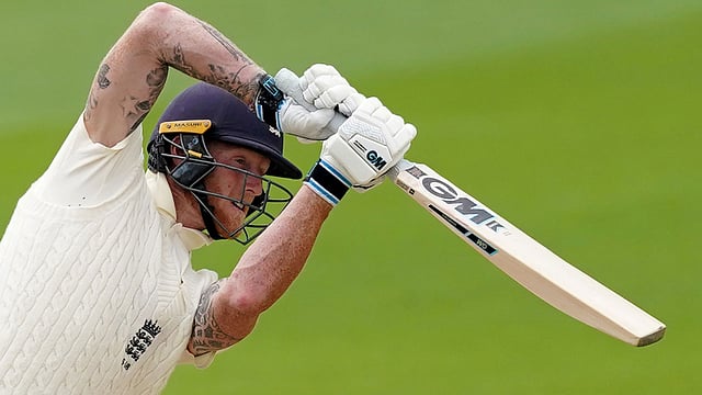 সতীর্থের খারাপ সময়ে পাশে দাঁড়াতে ভুলছেন না স্টোকস। ছবি: রয়টার্স