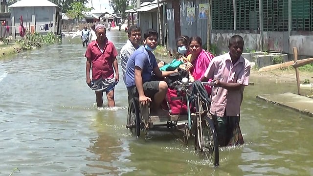যমুনার পানি বাড়ায় গাইবান্ধা-ফুলছড়ি সড়কের ফুলছড়ি উপজেলার গজারিয়া ইউনিয়নের নীলকুঠি এলাকায় প্রায় এক কিলোমিটার অংশ ডুবে গেছে। শনিবার সকালে। ছবি: প্রথম আলো