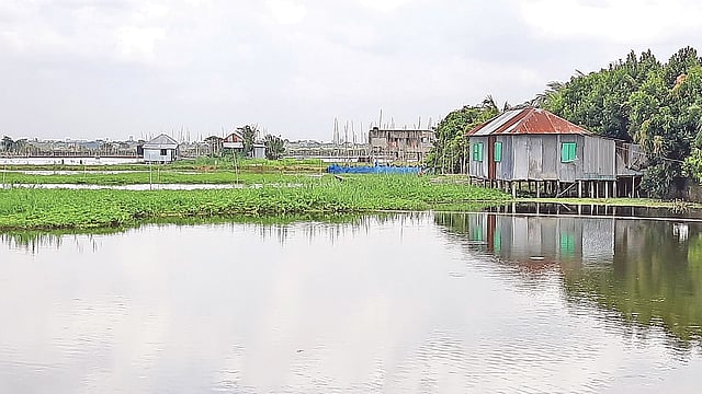 চারদিকে পানি। আটকে পড়া বাসিন্দারা চলাচল করছেন নৌকায় করে। গতকাল দুপুরে রাজধানীর খিলগাঁও থানার টেকপাড়া এলাকায়। ছবি: প্রথম আলো