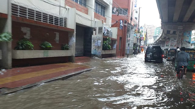বৃষ্টিতে রাজধানীর মগবাজার উড়ালসড়কের নিচে পানি জমে গেছে। ঢাকা, ২০ জুলাই। ছবি: শাকিলা হক