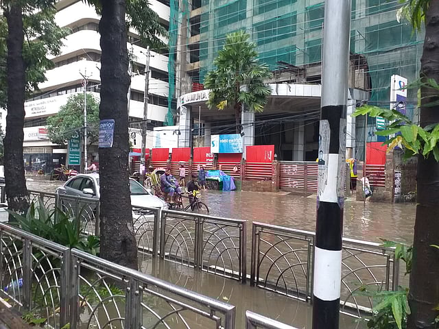 রাজধানীতে রাত থেকে টানা বৃষ্টিতে সড়কে পানি। কারওয়ান বাজার, ঢাকা, ২০ জুলাই। ছবি: শাকিলা হক