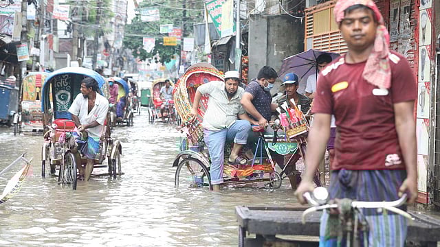 জলাবদ্ধতায় বিপাকে নগরবাসী। নয়াটোলা, ঢাকা, ২০ জুলাই। ছবি: আবদুস সালাম