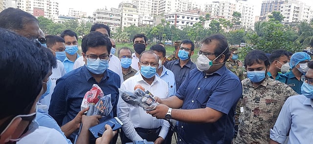 রাজধানীর জলাবদ্ধতা দেখতে বিভিন্ন এলাকায় যান স্থানীয় সরকার মন্ত্রী তাজুল ইসলাম ও ডিএসসিসির মেয়র শেখ ফজলে নূর তাপস। হাতিরঝিল, ঢাকা, ২২ জুলাই। ছবি: মোহাম্মদ মোস্তফা