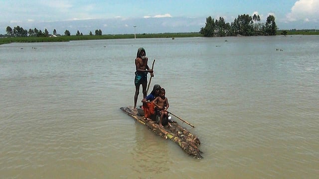 বন্যায় নলকূপ ডুবে গেছে। বিশুদ্ধ পানির সংকট। তাই গাইবান্ধার ফুলছড়ি উপজেলার বালাসি গ্রামের কৃষক আবদুল জলিল পরিবার নিয়ে কলার ভেলায় চেপে পানি সংগ্রহ করতে উঁচু জায়গায় যাচ্ছেন। ২২ জুলাই। প্রথম আলো
