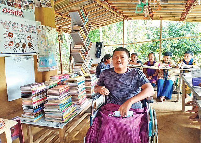 নিজের গড়া স্বপ্নের পাঠশালায় নিংপ্রুচাই মারমা। সম্প্রতি মহালছড়ির সিঙ্গিনালায়। প্রথম আলো