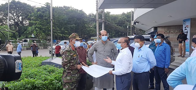 রাজধানীর জলাবদ্ধতা দেখতে বিভিন্ন এলাকায় যান স্থানীয় সরকার মন্ত্রী তাজুল ইসলাম ও ডিএনসিসির মেয়র আতিকুল ইসলাম। কারওয়ান বাজার, ঢাকা, ২২ জুলাই। ছবি: মোহাম্মদ মোস্তফা